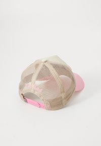 Mesh baseball cap med rosa skygge, beige mesh bakside og trykknapp. Brodert tekst i rosa på bakpanelet. Lett stoff.