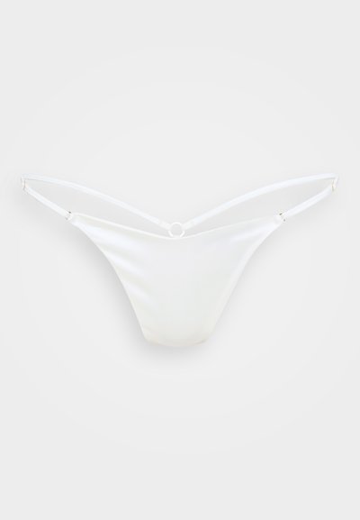 Slip inferiore bianco in bikini realizzato in tessuto liscio e lucido, con sottili bretelle e un dettaglio circolare al centro sul retro.