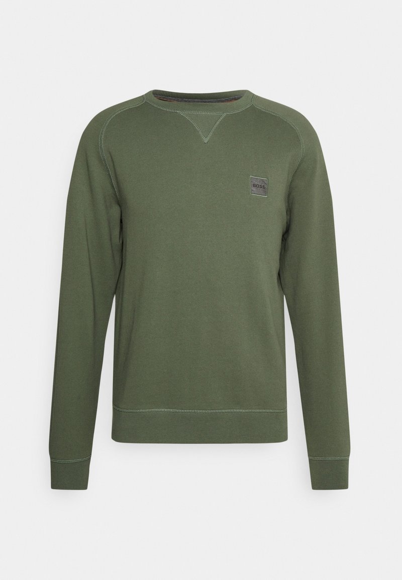 Sweat-shirt olive à manches longues et col rond avec coutures visibles et petit logo rectangulaire "BOSS" sur la poitrine gauche.