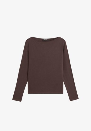 Brun langærmet bådformet halsbluse med lige snit, lavet af blødt stof, vist på hvid baggrund.