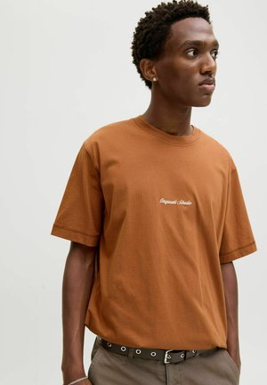 JORNORREBRO EMB TEE SS CREW NECK NOOS - Majica kratkih rukava s printom - argan oil