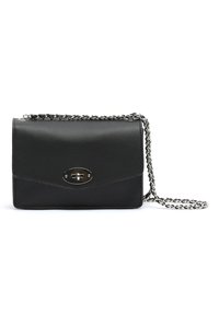 Čierna kožená crossbody taška s reťazovým popruhom, oválnym strieborným zapínaním, plochým obdĺžnikovým tvarom a hladkou textúrou.