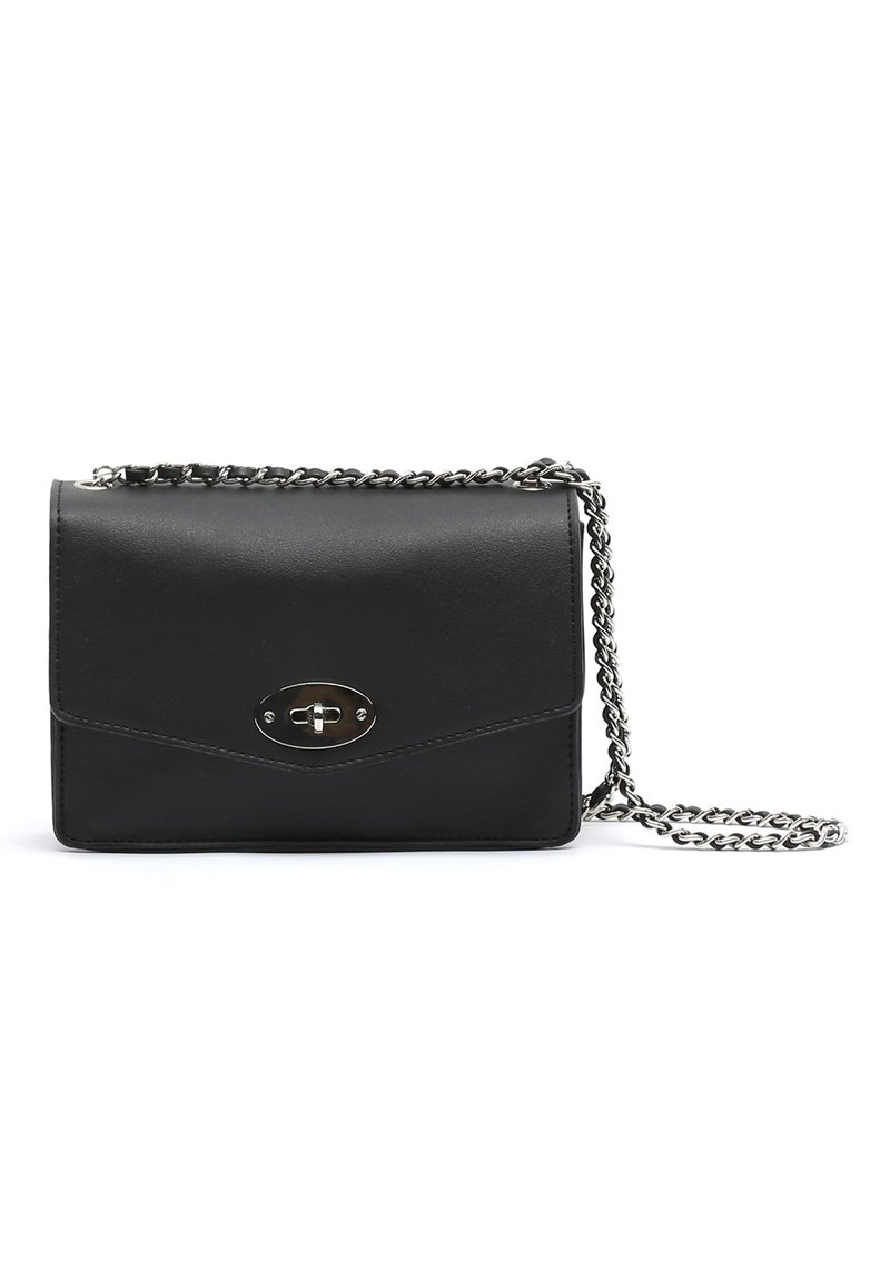 Čierna kožená crossbody taška s reťazovým popruhom, oválnym strieborným zapínaním, plochým obdĺžnikovým tvarom a hladkou textúrou.