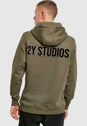 Olivgrön hoodie med en stor svart "2Y STUDIOS" logotyp på baksidan, med dragsko i huvan samt ribbade ärmslut och nederkant.