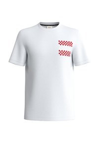 Camiseta de algodón blanca con mangas cortas y cuello redondo. Presenta un patrón de cuadros rojos y blancos en el área del bolsillo izquierdo del pecho.