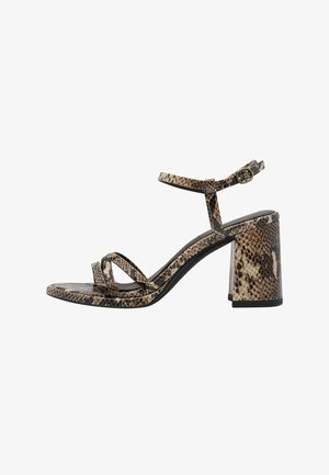 Hoge sandalen met bandjes, voorzien van een getextureerde slangenprint in tinten bruin en beige, met een blokhak en verstelbare enkelriem.