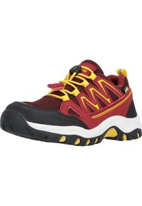 Baskets de sport rouges et noires avec une tige en mesh, des accents jaunes, une semelle en caoutchouc et un système de laçage à bascule pour un ajustement sécurisé.