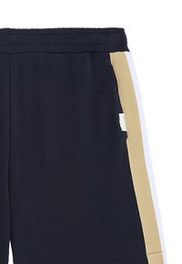 Pantaloncini blu navy con una striscia laterale dorata e bianca. Presentano una cintura comoda e una texture di tessuto morbida. Piccola etichetta sul lato.