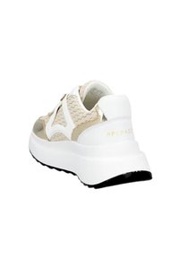 Sneaker bianca e beige con suola spessa, dettagli dorati, tessuto a fantasia e logo "Apepazza" sul tallone, angolata per mostrare il retro e il lato.