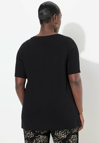 Ulla Popken BEADED NECKLINE SHORT SLEEVE  - Triko s potiskem - black