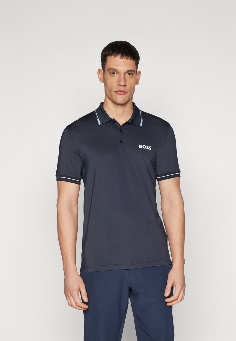 Ναυτικό πόλο μπλουζάκι από λείο ύφασμα με τριπλό κουμπί, αντίθετες ανοιχτό μπλε λεπτομέρειες στον γιακά και τα μανίκια, καθώς και το λογότ�υπο "BOSS".