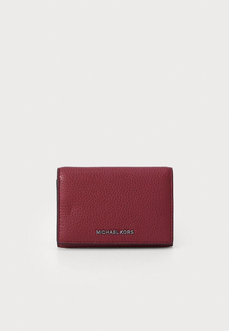Portafoglio in pelle borgogna con finitura testurizzata, forma rettangolare compatta e logo "MICHAEL KORS" in argento sulla parte anteriore.
