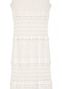 Robe en crochet de couleur blanche, avec des volants à plusieurs niveaux et des motifs texturés variés sur l'ensemble. Sans manches, avec des bords festonnés.