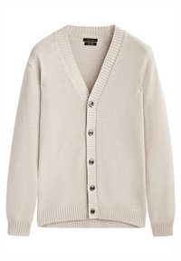 Cardigan beige en tricot avec col en V, poignets et ourlet côtelés. Il présente six boutons foncés sur le devant et une texture lisse.