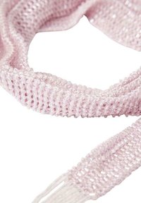 Cinta de punto de color rosa claro con un patrón texturizado y brillo. Material suave y flexible con un acabado liso, adecuado para varios usos decorativos.