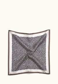 Foulard di seta con un motivo di foglie marroni su uno sfondo crema, bordato da un bordo marrone scuro, di forma quadrata e con una texture morbida.