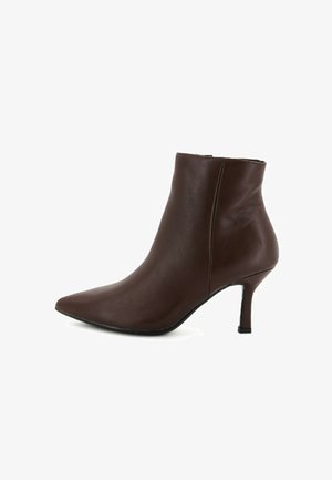 Stivaletto in pelle marrone con punta appuntita e tacco alto sottile. Texture liscia con minima cucitura, caratterizzato da un design elegante e moderno.