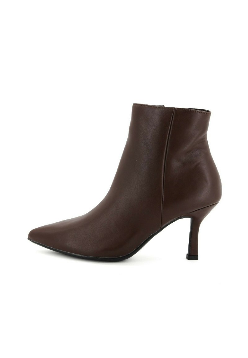 Stivaletto in pelle marrone con punta appuntita e tacco alto sottile. Texture liscia con minima cucitura, caratterizzato da un design elegante e moderno.