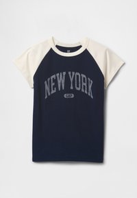 Tamsiai mėlyna medvilninė marškinėliai su kremine raglan rankovėmis, ant priekinės pusės pilkais užrašais „NEW YORK“ ir išlenkta apačia.