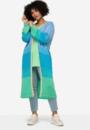 Lange cardigan met een gradient ontwerp in blauwe en groene tinten. Gemaakt van zacht gebreid materiaal met ribbelranden en een beige accent.