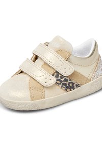 Sneaker beige per bambini con due cinturini in velcro, caratterizzata da una combinazione di glitter e suede, dettagli in stampa leopardata e suola in gomma testurizzata.
