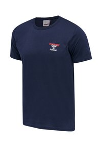 Mørkeblå T-shirt med korte ærmer og rund hals med lille rød og hvid Hummel-logo på venstre bryst.