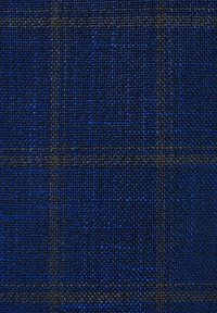 Tkanina o ciemnoniebieskiej podstawie z teksturowanym splotem, z delikatnym wzorem w kratę w czarnych i jaśniejszych niebieskich nitkach.