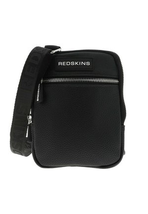 Sac à bandoulière noir avec une finition en cuir texturé, poche avant zippée et bandoulière réglable ornée d'un motif de logo.