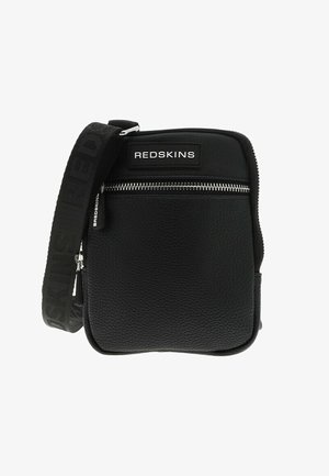 Sac à bandoulière noir avec une finition en cuir texturé, poche avant zippée et bandoulière réglable ornée d'un motif de logo.