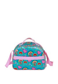 Bolsa de deporte multicolor con una base turquesa, acentos rosas y divertidos patrones de corazones, arcoíris y estrellas. Incluye un asa de transporte y una correa.
