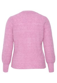 Pulover roz, realizat dintr-un material moale, cu un guler rotund și mâneci lungi, prezentând un model texturat de tricot pe spate.