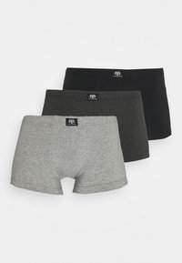 Drie paren boxershorts in grijs, donkergrijs en zwart. Gemaakt van zachte stof met elastische taillebanden en logotags.