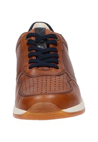 Braune Leder-Sneaker mit durchbrochenem Design, marineblauen Schnürsenkeln und weißer Gummisohle. Verfügt über eine elegante, abgerundete Form und strukturierte Akzente.