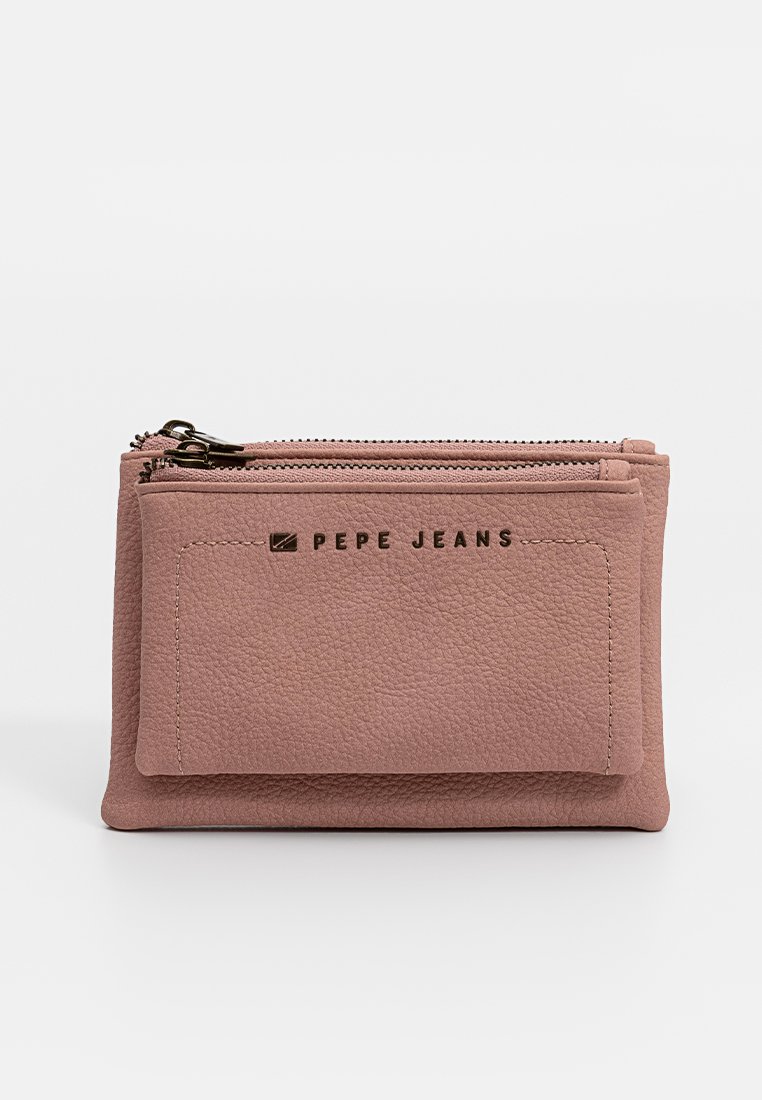 Rosa Lederbörse von Pepe Jeans mit strukturiertem Finish, Vordertasche und Reißverschluss. Mit einem Markenlogo in metallischer Schrift.