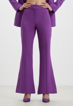CON SPACCHETTI SUL RETRO  - Pantalon classique - viola