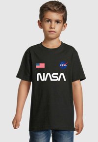 Sort bomulds T-shirt med hvid "NASA" tekst, amerikansk flag grafik og NASA-logo. Korte ærmer og design med rund hals.