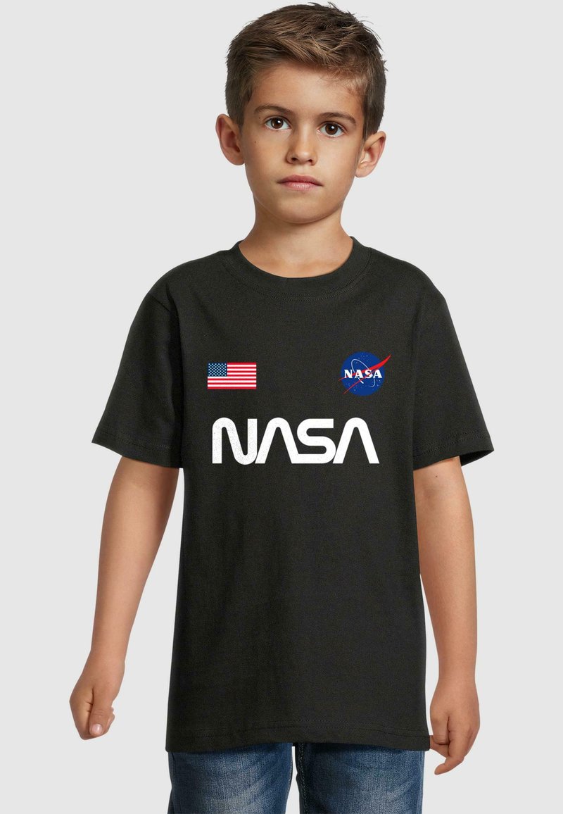 Sort bomulds T-shirt med hvid "NASA" tekst, amerikansk flag grafik og NASA-logo. Korte ærmer og design med rund hals.