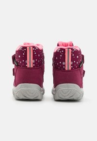 Scarpe per bambini viola e rosa con una tomaia in suede e tessuto, decorate con motivi di fiocchi di neve, fodera rosa e due cinturini in velcro. Suola in gomma.