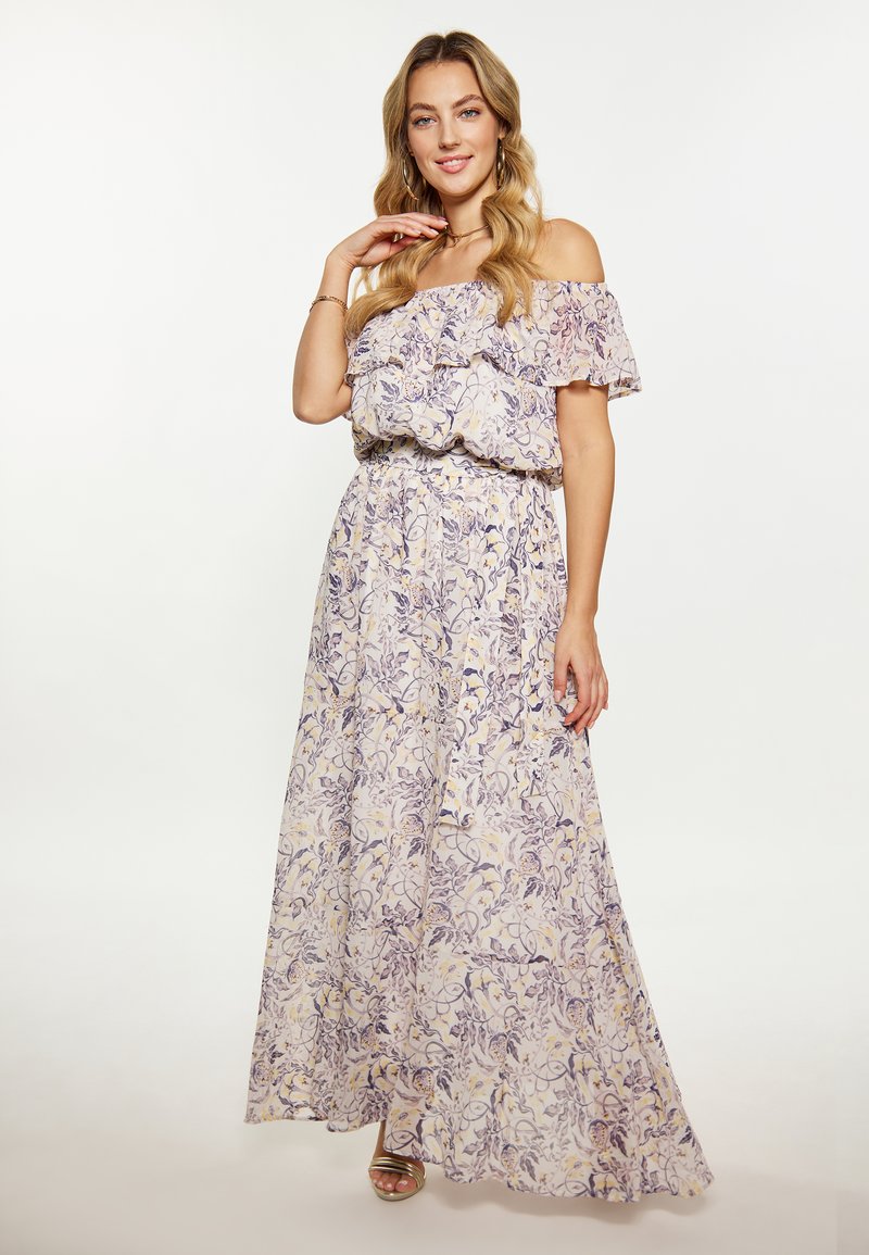Off-the-shoulder maxikjole i lys lavendel med blomster i mønster, flæsekrave og indsnøret talje, med en luftig stof og ankel-længde kant.