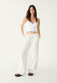 Stradivarius Stoffhose - white