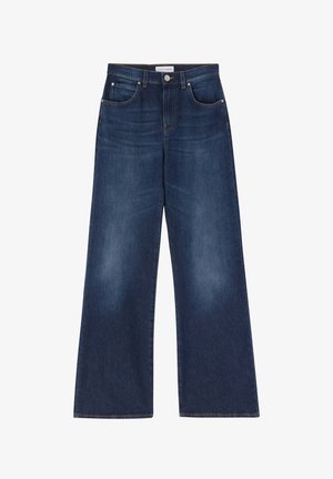 Jeans a gamba larga a vita alta in denim blu scuro. Presentano cinque tasche, passanti per cintura e una leggera scoloritura sul davanti per un tocco di texture.