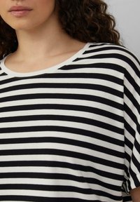 Zwart-witte gestreepte shirt met een brede, ronde halslijn en korte, losse mouwen, gemaakt van zacht, lichtgewicht stof.