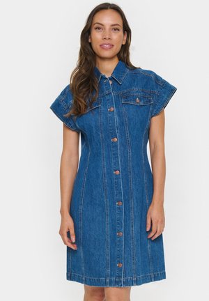 Denim jurk met een overhemdkraag, korte opgerolde mouwen, knoopsluiting aan de voorkant en twee borstzakken. Middelblauwe kleur, rechte pasvorm, tot op de knie.