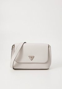 Vaaleanharmaa nahkainen olkalaukku, jossa on kolmionmuotoinen logo, läpällinen suljin, kultaiset metalliosat ja säädettävä hihna.