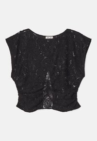 Top court en dentelle noire avec manches courtes et motif paisley, doté d'un devant légèrement froncé au centre et d'un col rond.