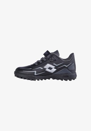 Schwarzer Sportschuh mit silbernem Blitz-Design, Schnürung und Klettverschluss, profilierte Sohle für besseren Halt und gepolsterte Knöchelunterstützung.