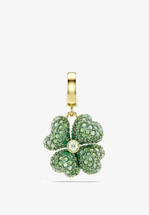 Goldener Charm in Form eines vierblättrigen Kleeblatts mit grünen Edelsteinen und einem zentralen klaren Kristall, befestigt an einer kleinen goldenen Schlaufe.