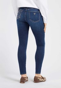 Guess Džínsy skinny fit - blau