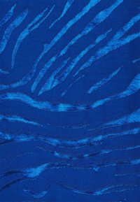 Tessuto con uno sfondo blu intenso e motivi in rilievo e texture in diverse sfumature di blu, che richiamano onde fluide o pennellate.