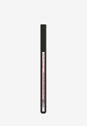 Eye liner noir en crayon au design élancé, avec une étiquette rose pâle comportant du texte. La finition est mate et lisse.